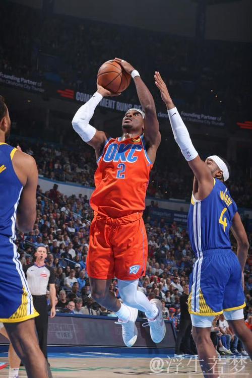 霍姆格伦强突篮下 打板上篮命中